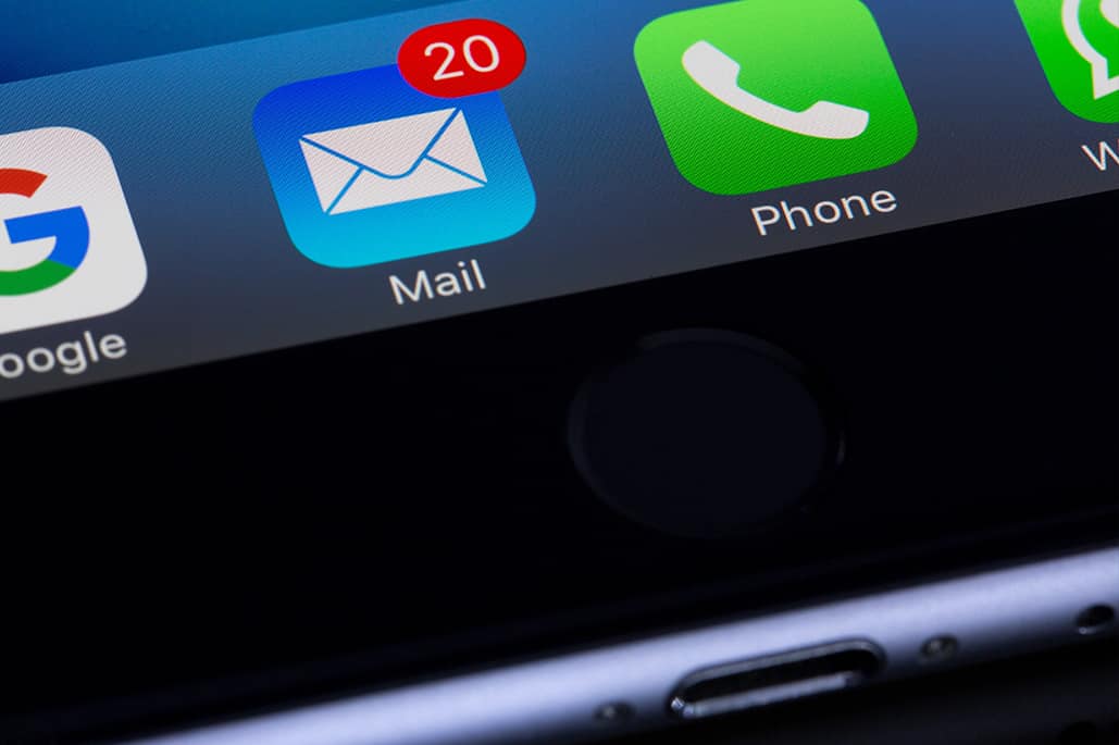 E-Mail Icon auf einem Handyscreen